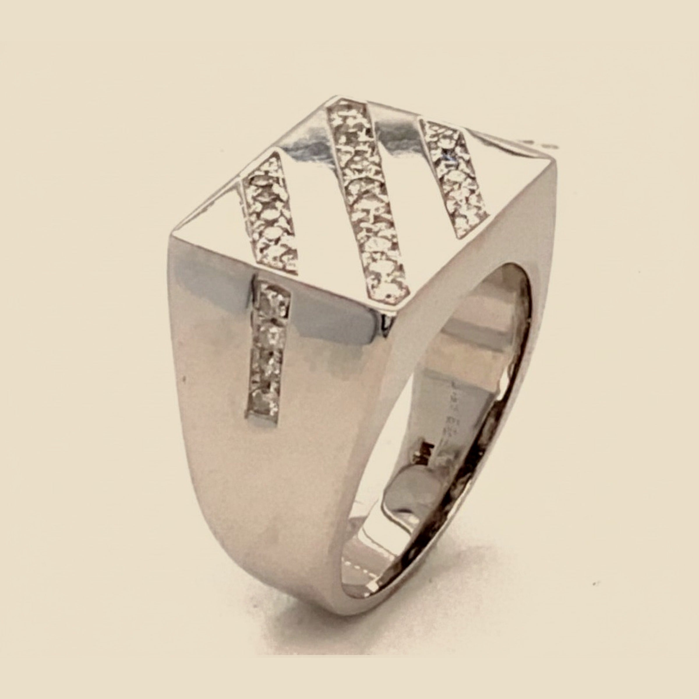 14K White Gold Glossy Diamond Ring