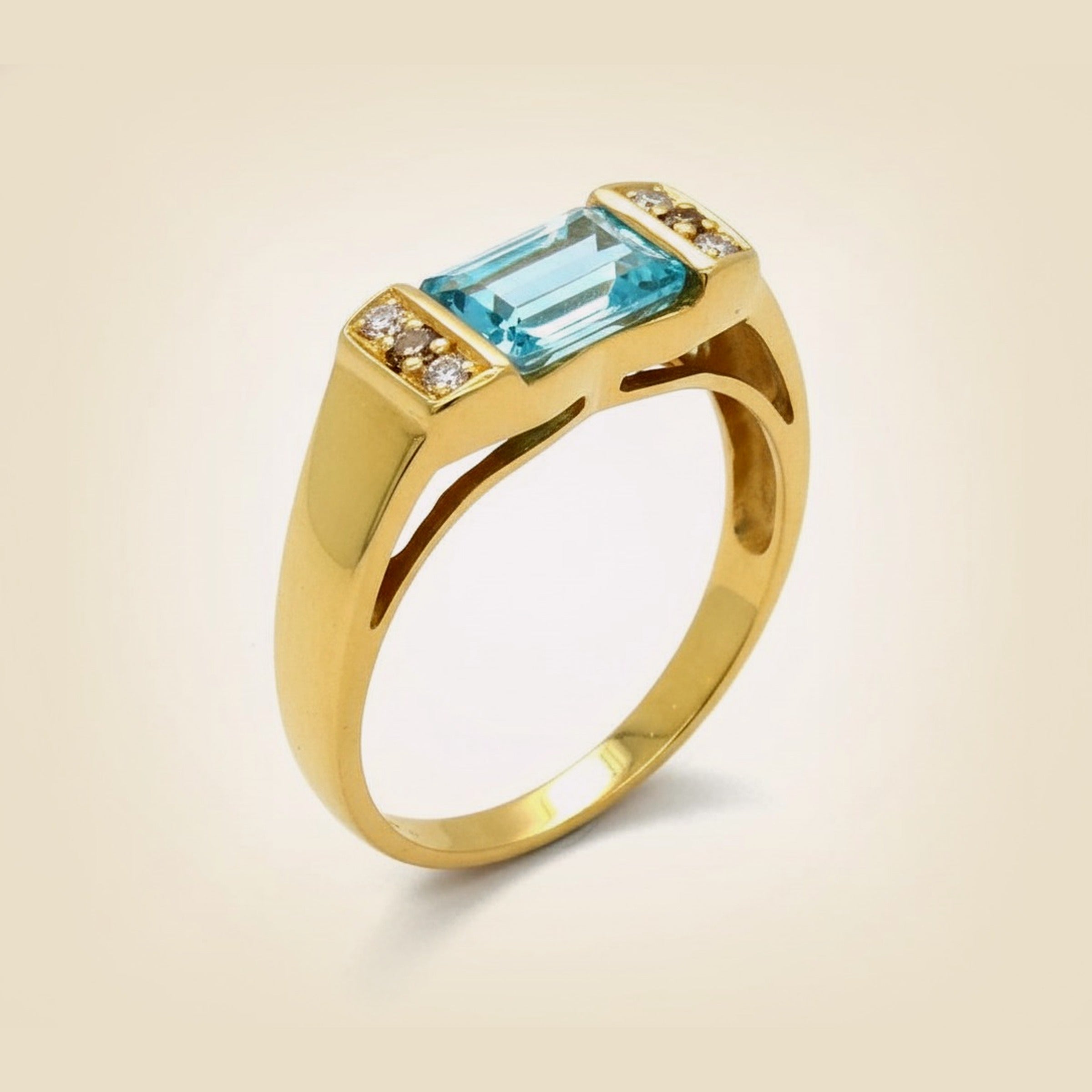 18k Yellow Gold Aquamarine & Diamond Ring