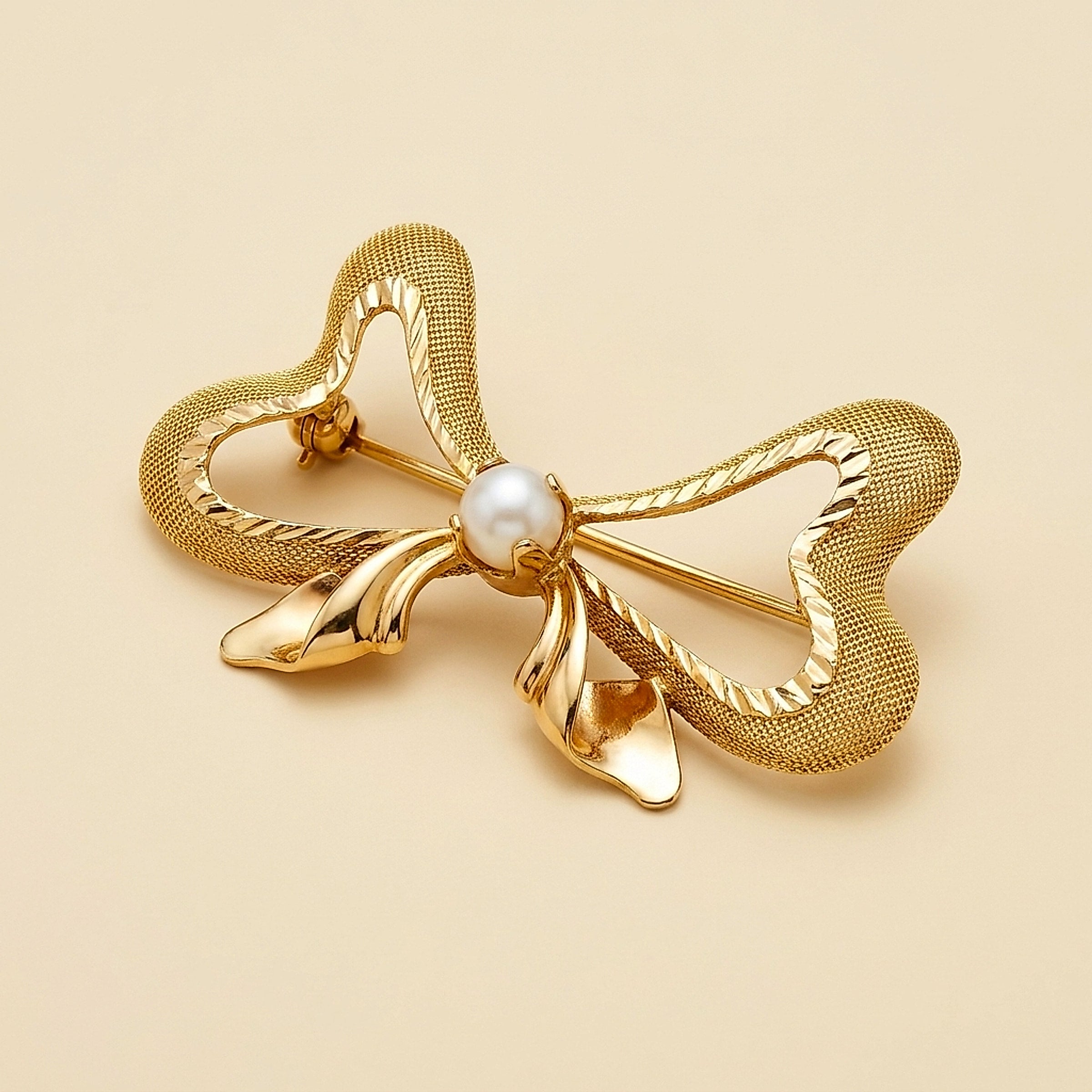 18K Yellow Gold Bow Pin with Cultured Pearl