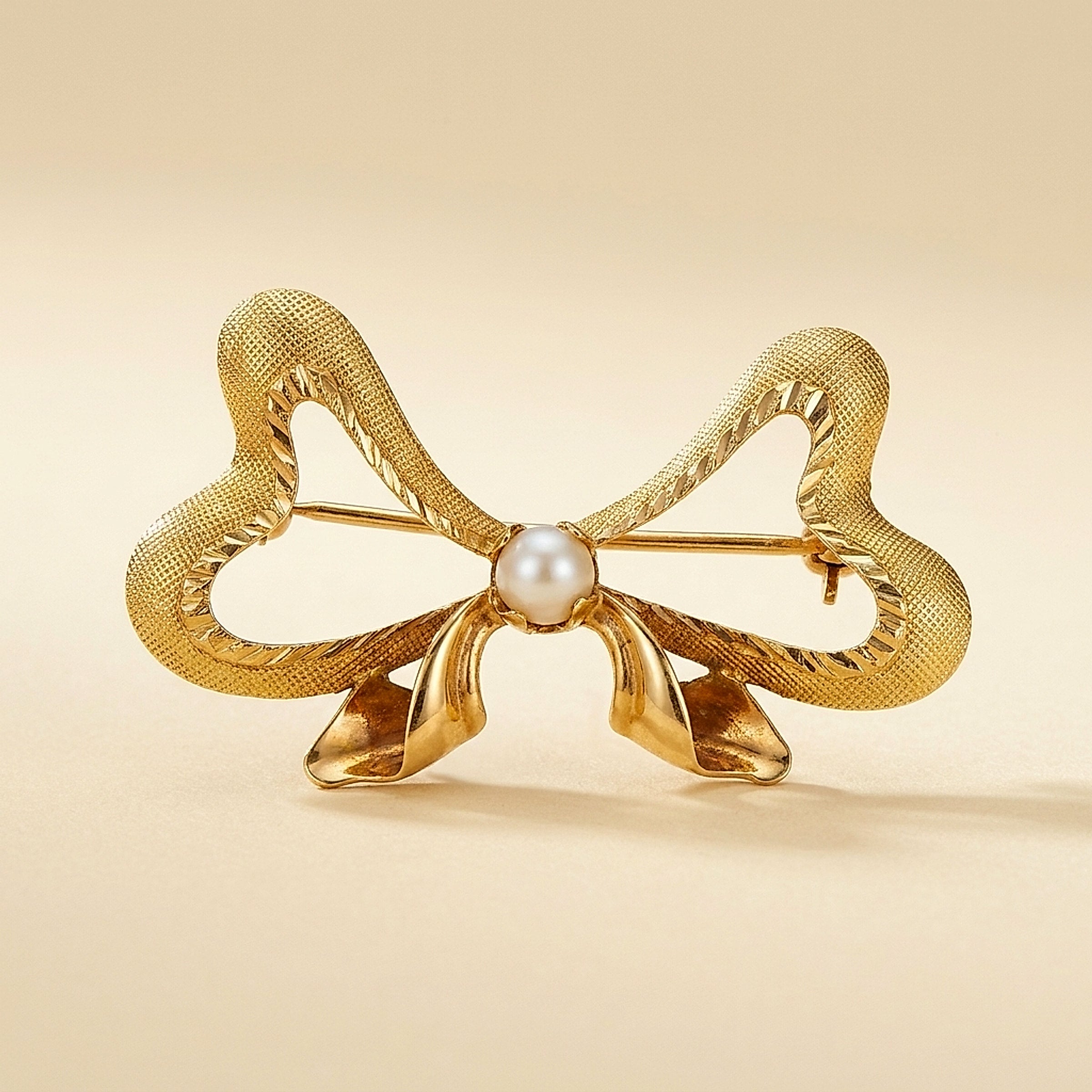 18K Yellow Gold Bow Pin with Cultured Pearl