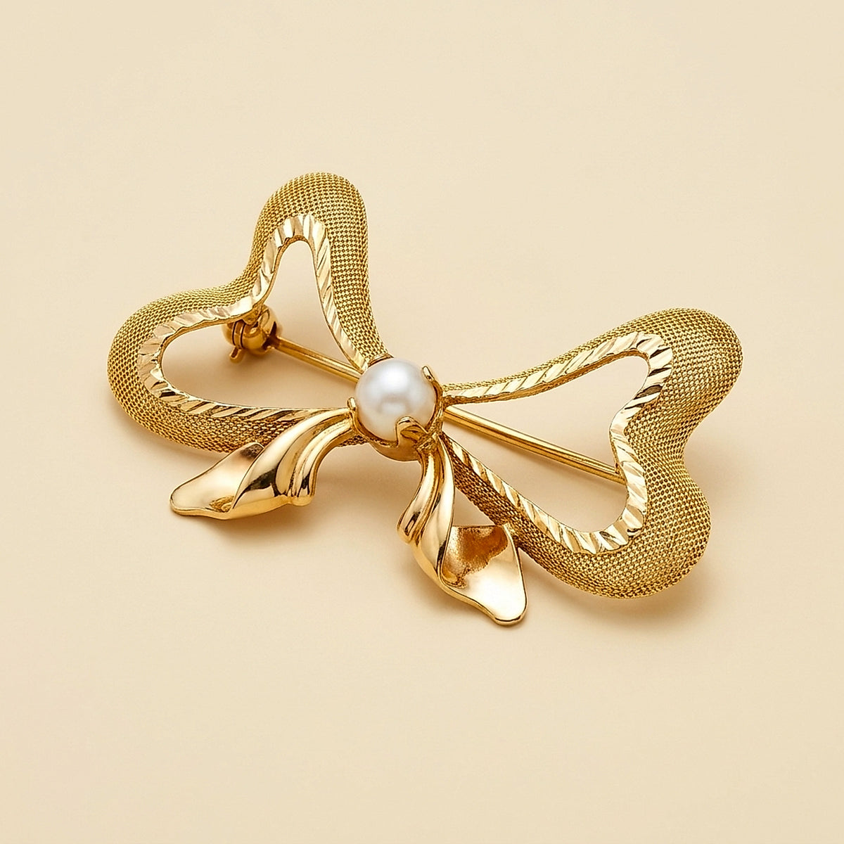 18K Yellow Gold Bow Pin with Cultured Pearl