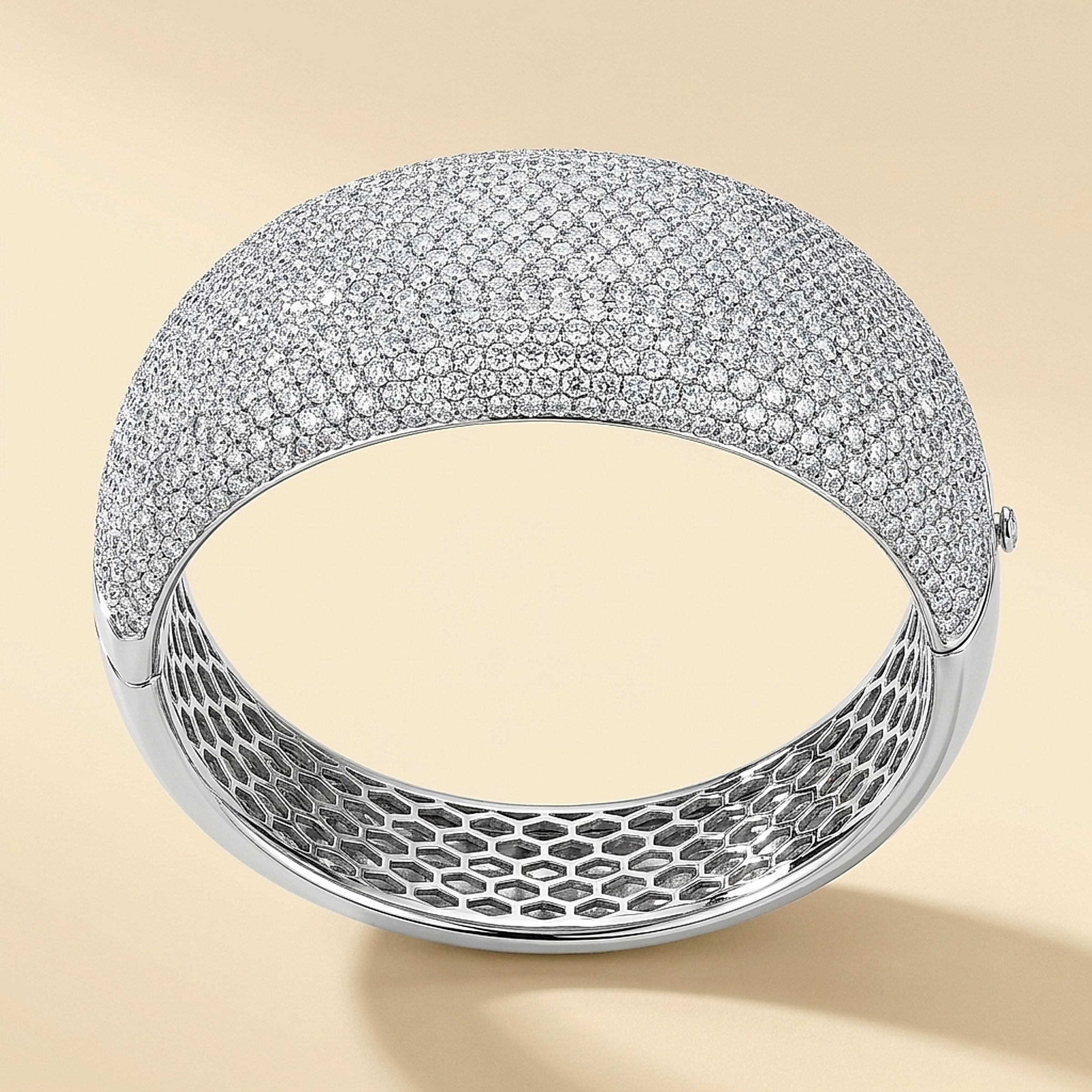 18K White Gold Pavé Diamond Hinged Bangle Bracelet