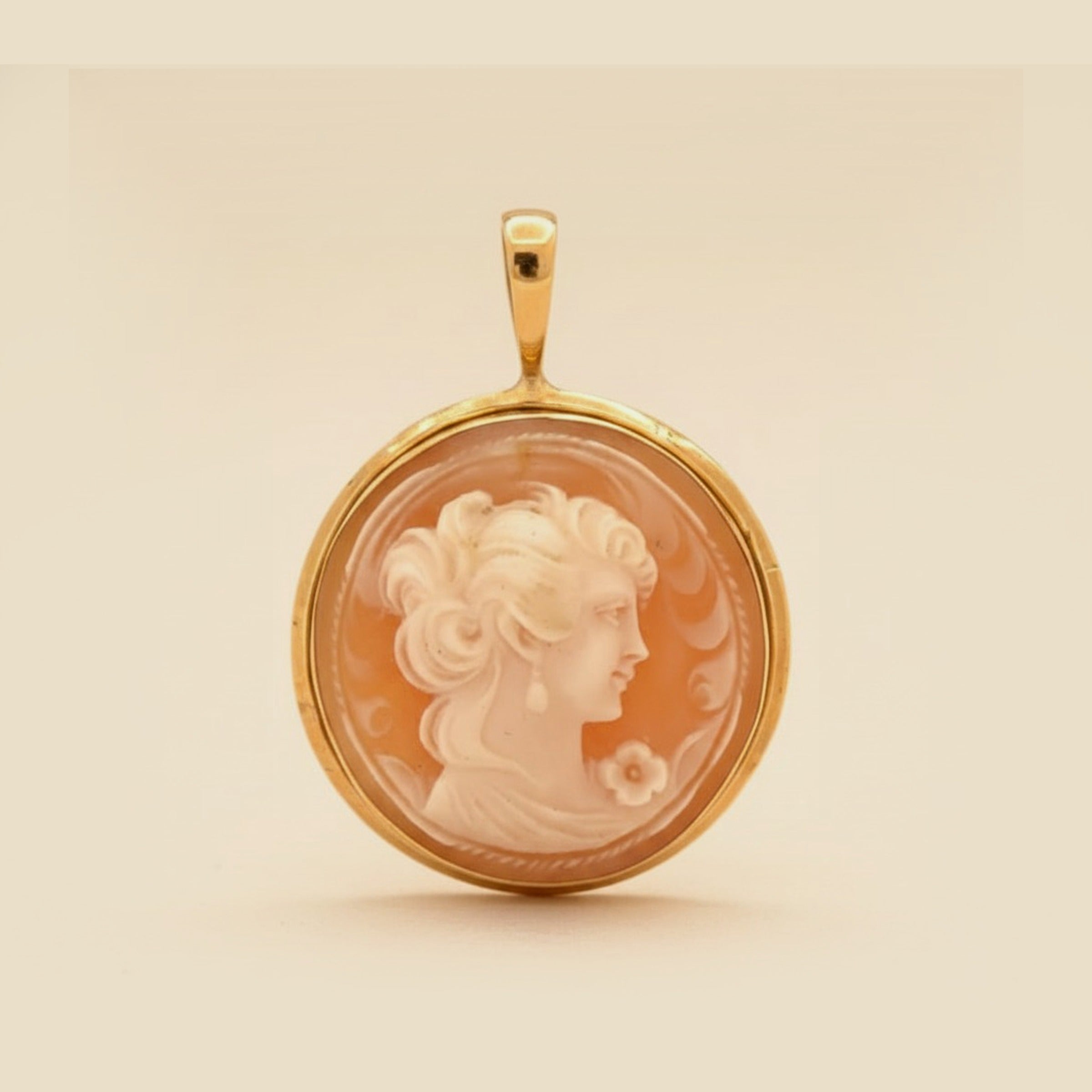 Yellow Gold Shell Cameo Brooch/Pendant